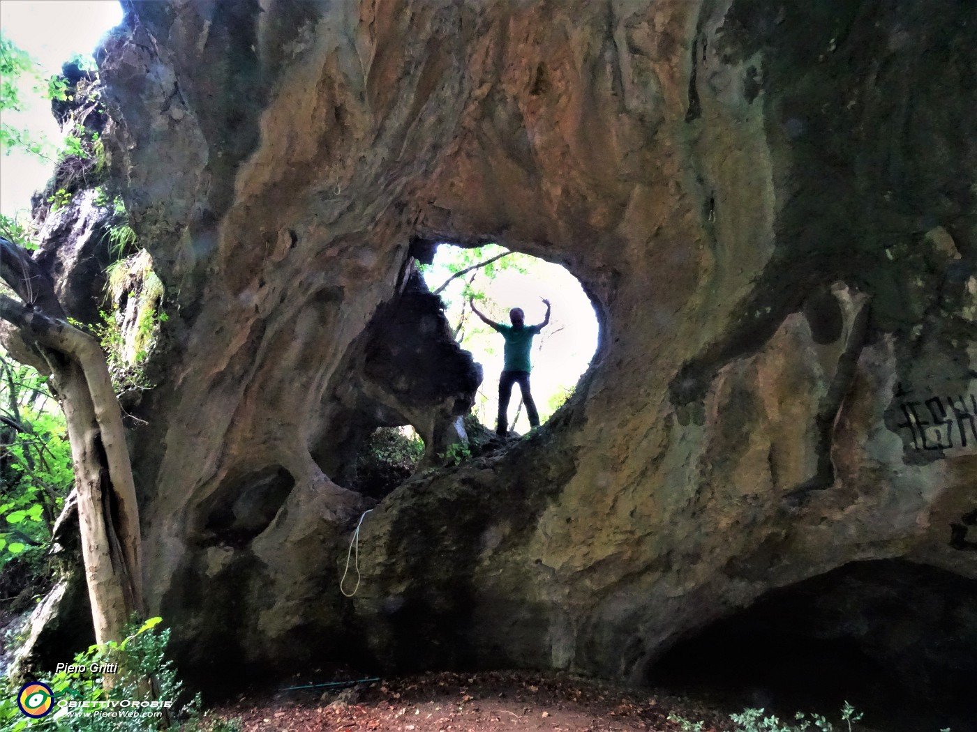 34 E il Piero dall'ingresso della grotta sta ad osservare e fotografare.JPG